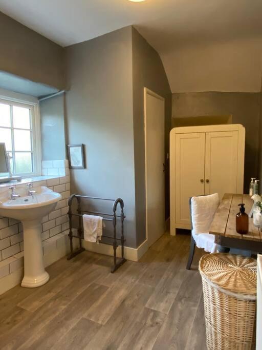 Farmhouse Cottage Set In Beautiful Countryside Oswestry Eksteriør billede